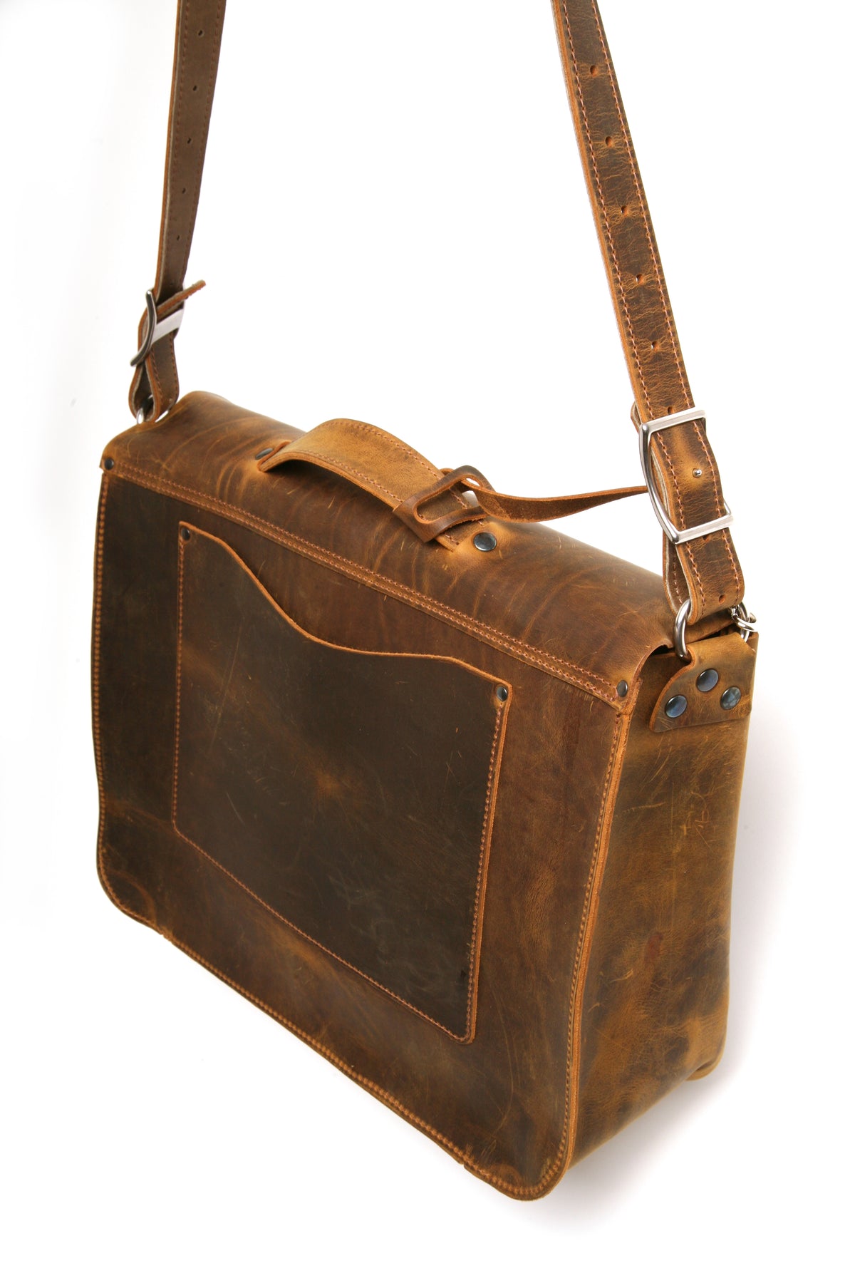 Bacula Messenger bag in full leather construction (structured black leather, pull-up and smooth finish), reinforced with military-grade quick-release buckles and gunmetal rivets at stress points, side view