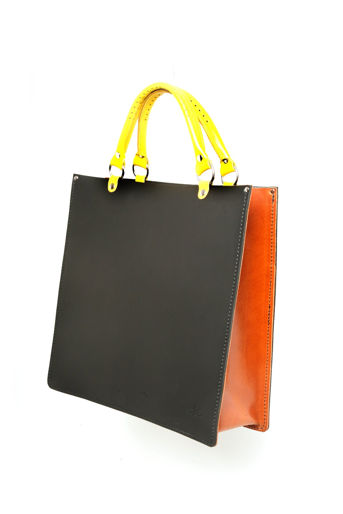 BOX tote bag in leather with solid stainless-steel hardware, hardware detail