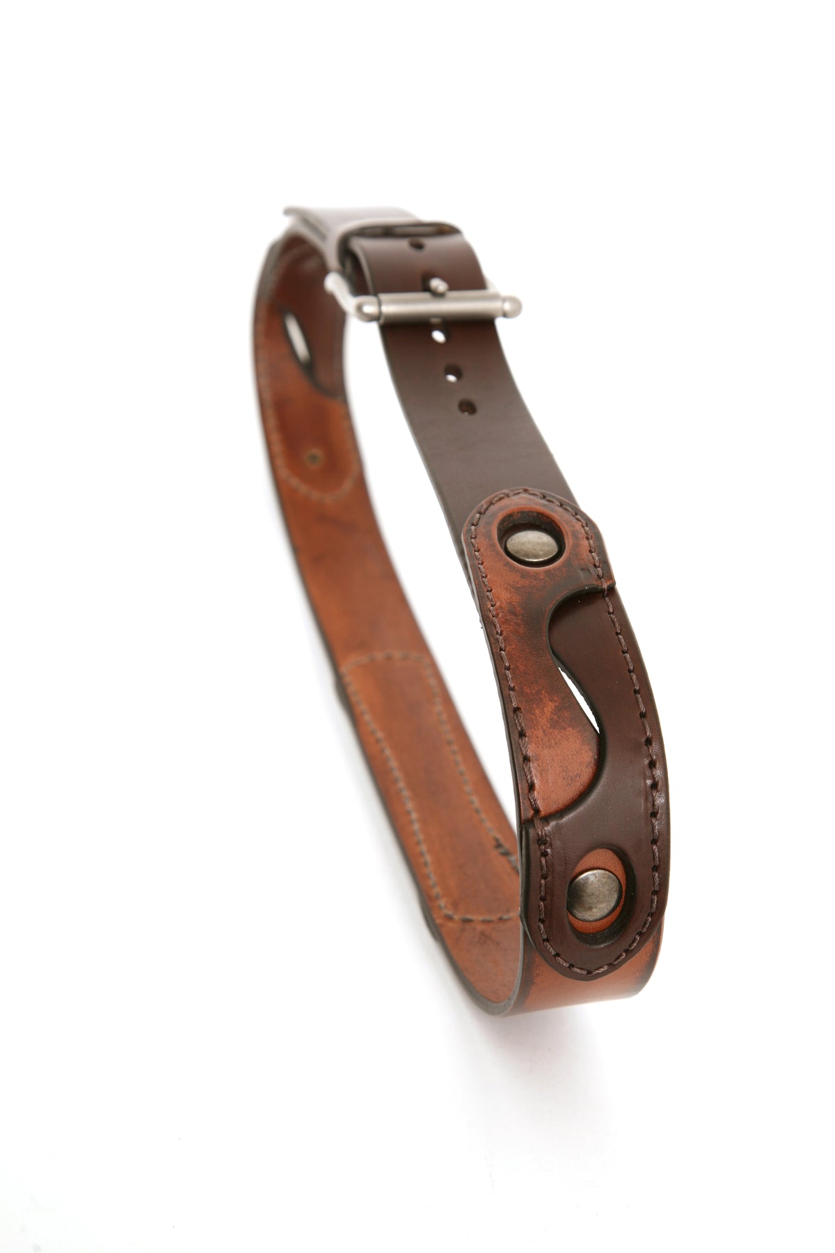 CHICANE Moto belt in English bridle leather, reinforced with an additional patch with stainless-steel hardware, close-up detail