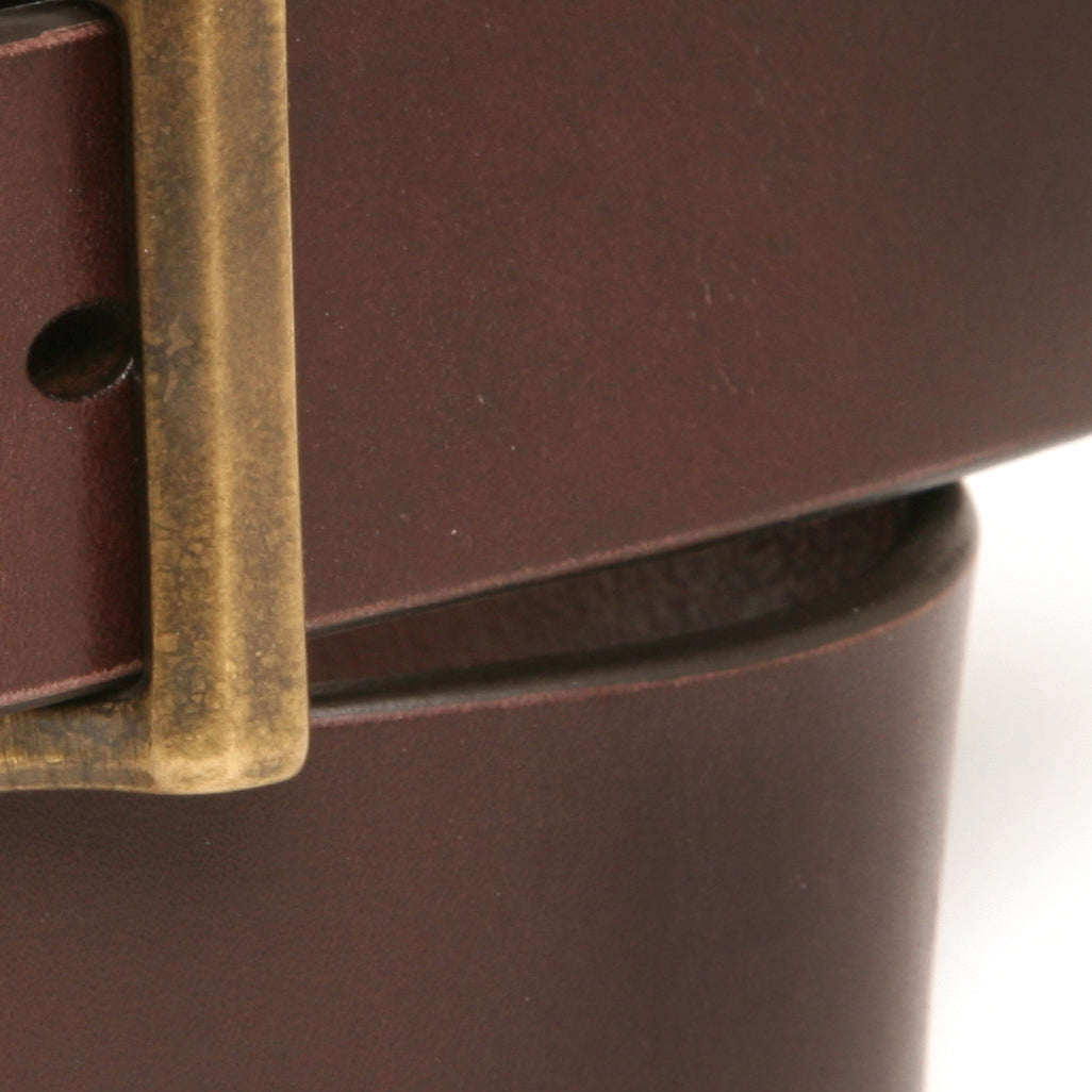 REKKER Belt in premium 13oz English bridle leather, leather grain and edge detail