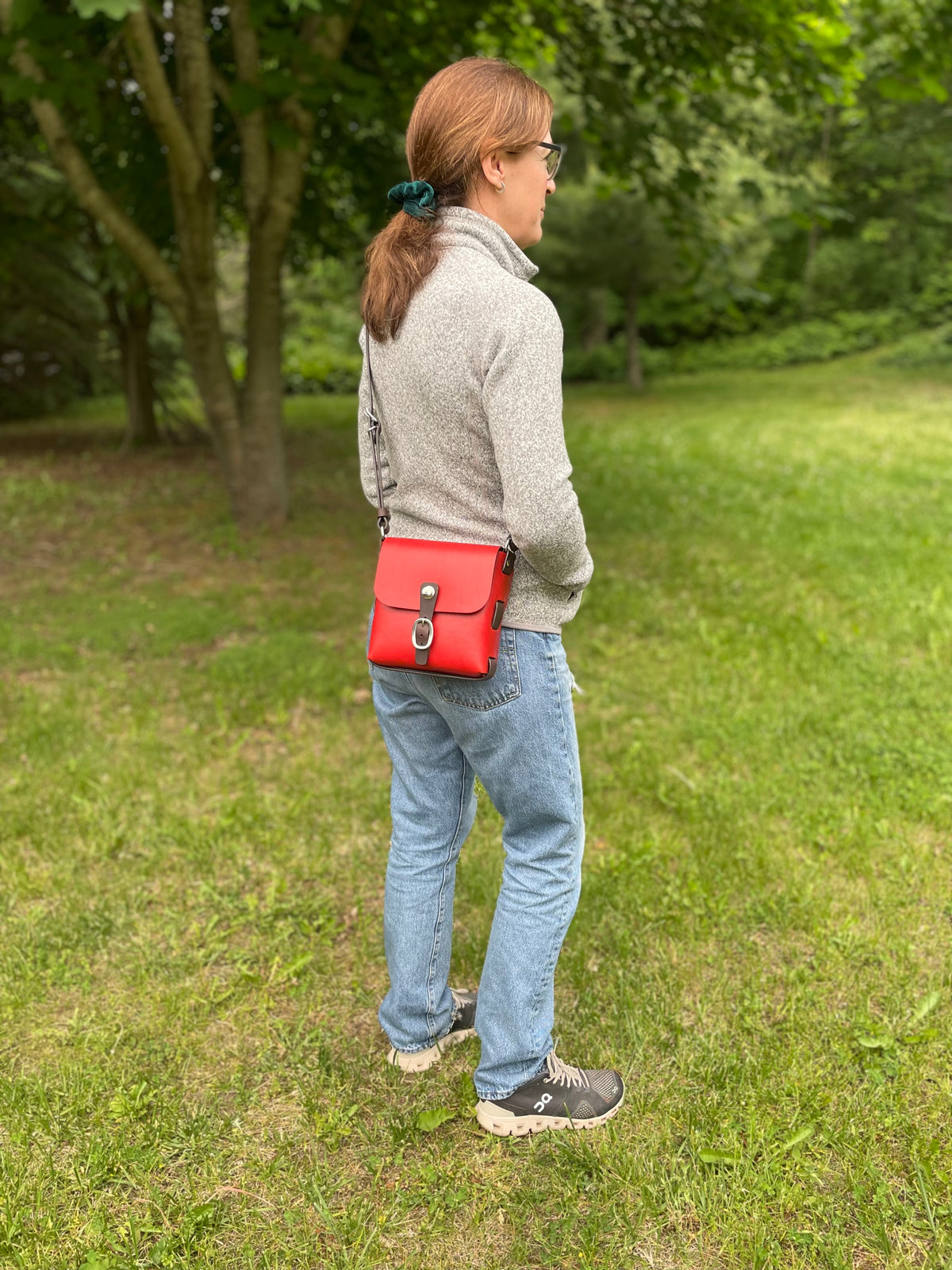 CASO Medio bag in firm vegetable-tanned leather with brass hardware, close-up detail