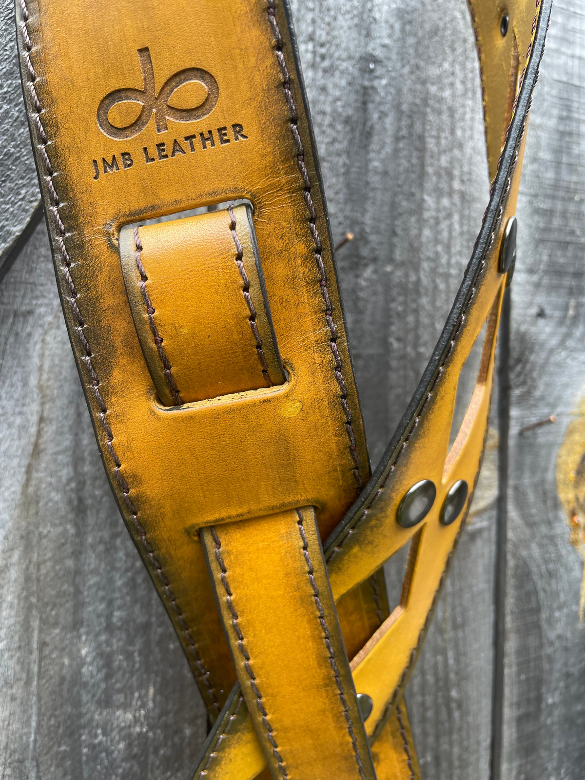Vintage Guitar strap diamond stud Burnt Thistle in vegetable-tanned leather, burnished edges, strap end and hardware detail