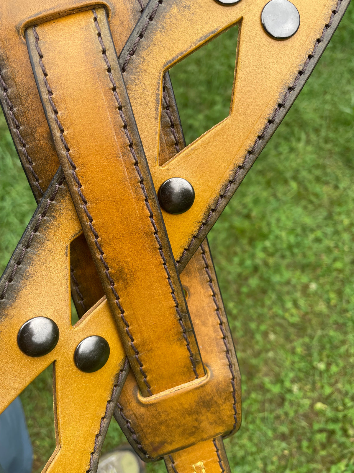 Vintage Guitar strap diamond stud Burnt Thistle in vegetable-tanned leather, burnished edges, leather texture detail