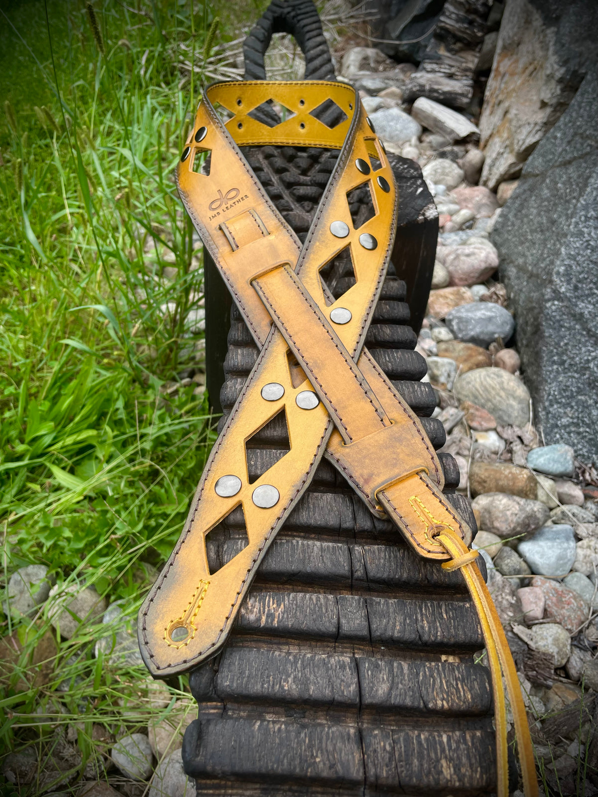 Vintage Guitar strap diamond stud Burnt Thistle in vegetable-tanned leather, burnished edges, reverse side