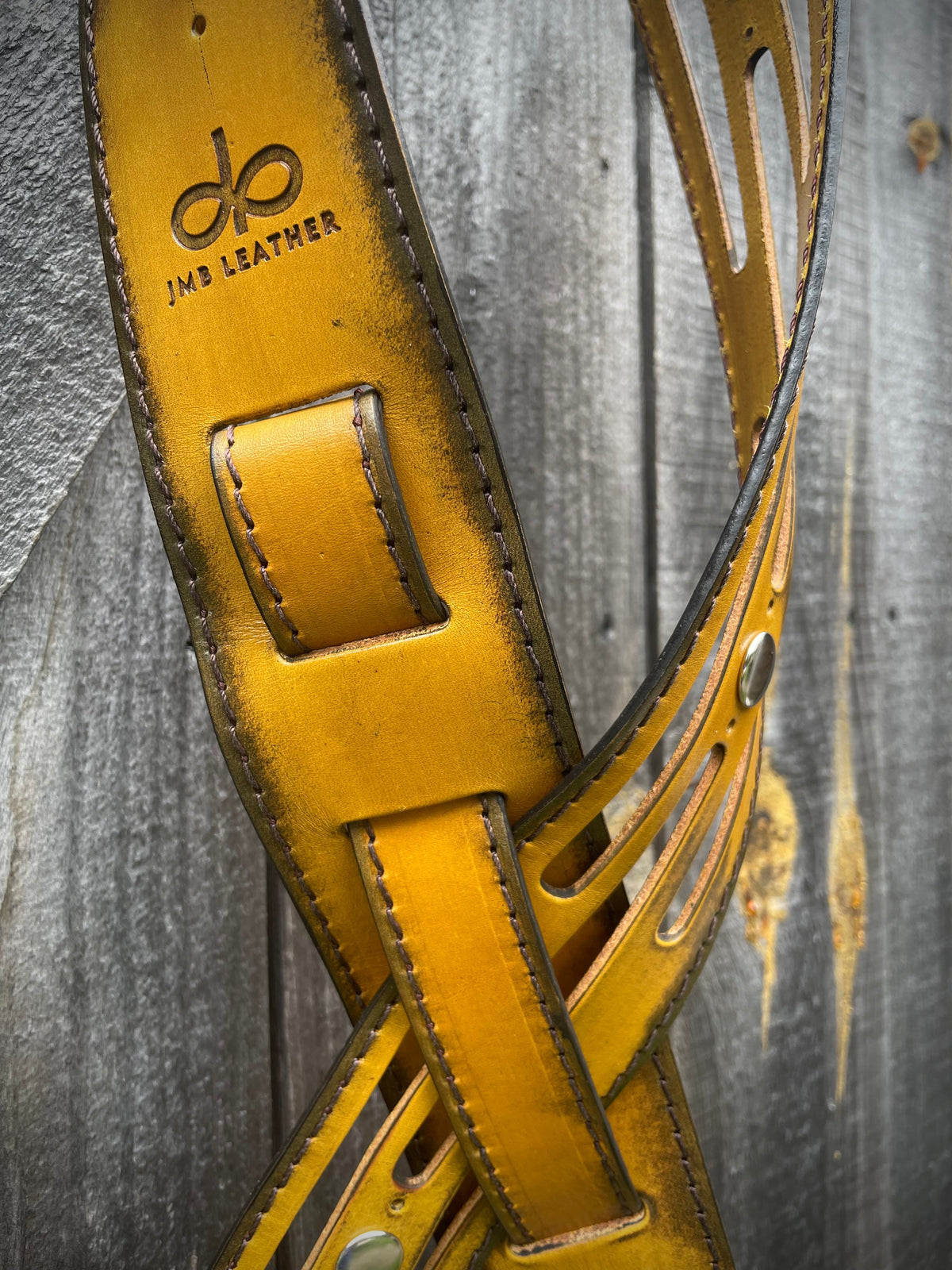 Vintage Guitar strap channel Burnt Thistle in vegetable-tanned leather, burnished edges, strap end and hardware detail