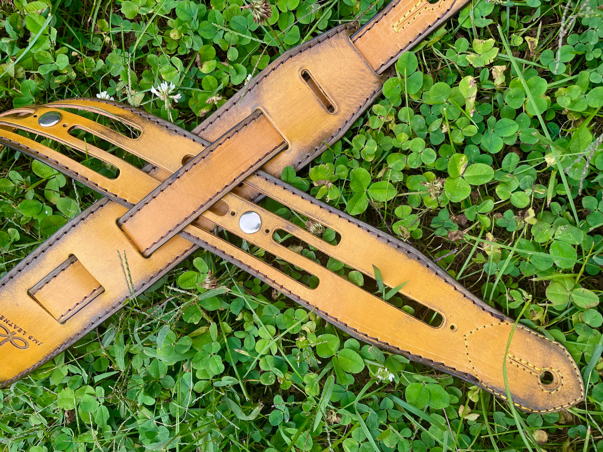 Vintage Guitar strap channel Burnt Thistle in vegetable-tanned leather, burnished edges, leather texture detail