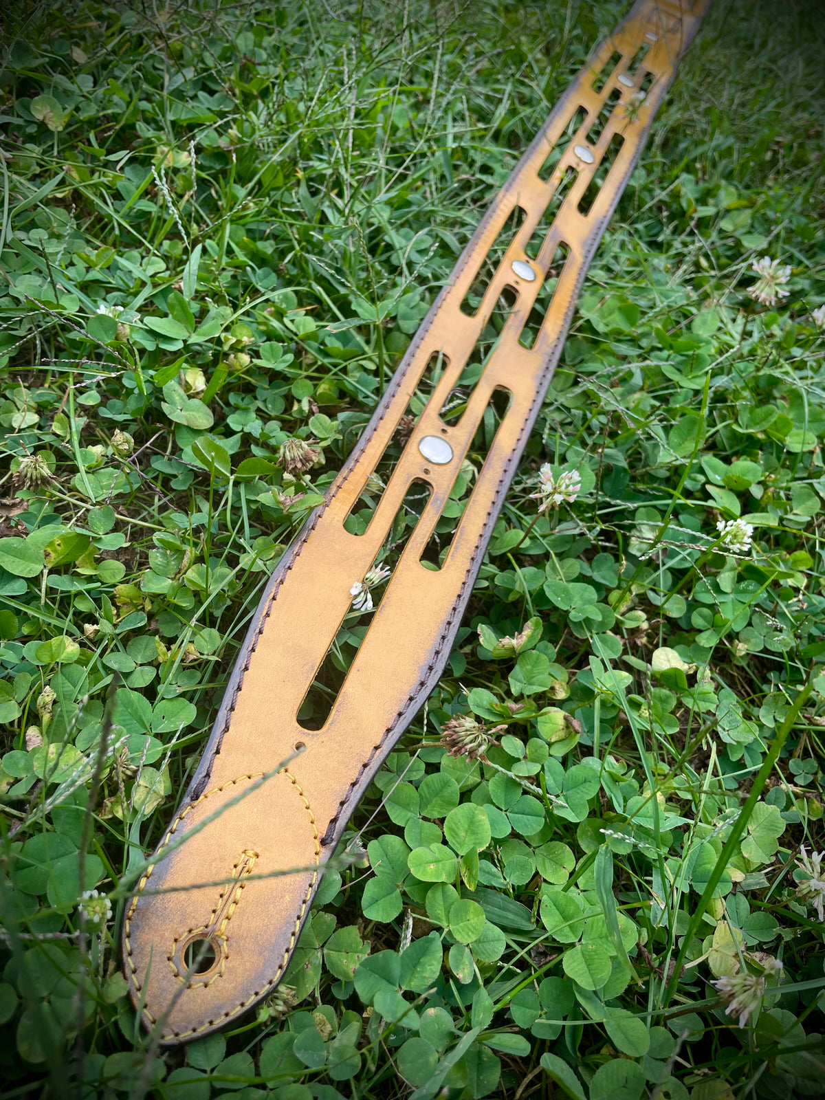 Vintage Guitar strap channel Burnt Thistle in vegetable-tanned leather, burnished edges, reverse side