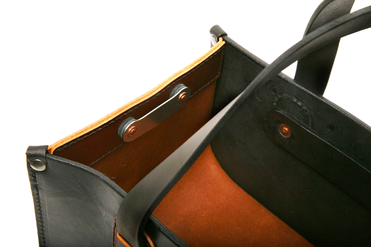Otsu handyman tool tote bag in thick vegetable-tanned leather, hardware detail