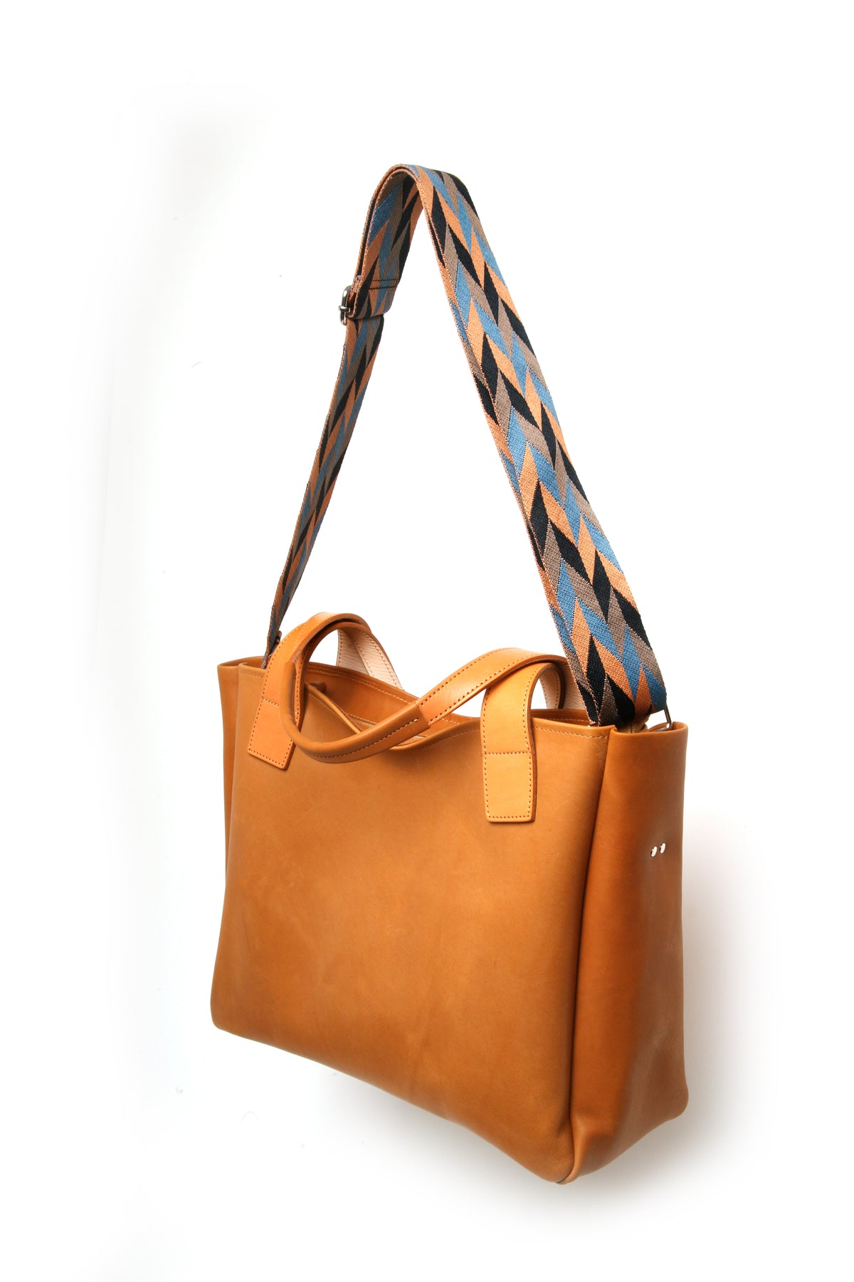 SOHO ZIP bag in vegetable-tanned leather shoulder straps, padded, strap detail