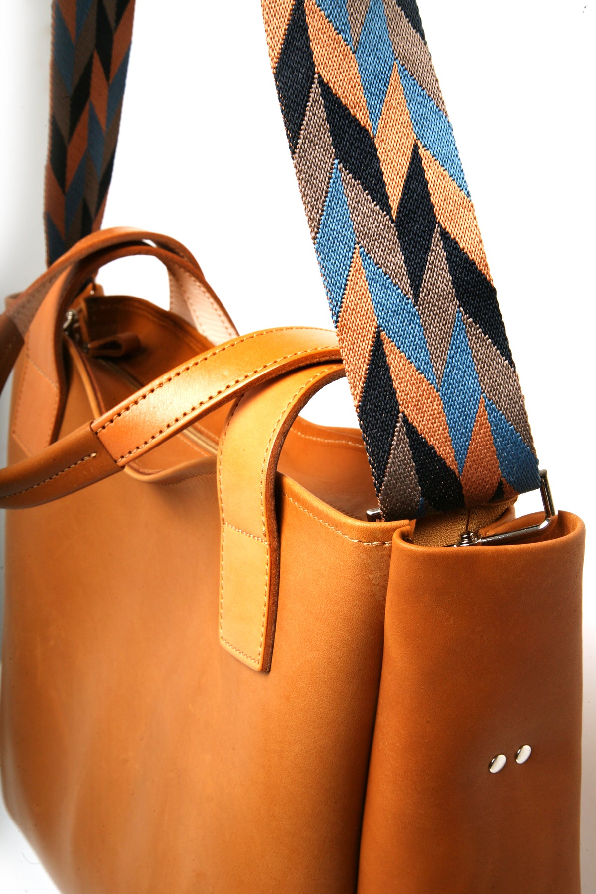 SOHO ZIP bag in vegetable-tanned leather shoulder straps, padded, alternate angle