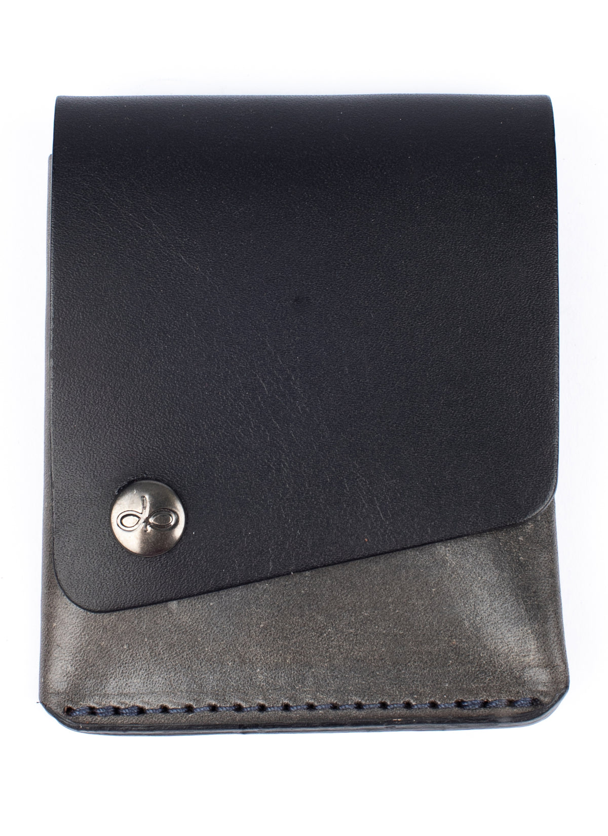 Piegato minimalist wallet tan & navy in leather, detail view