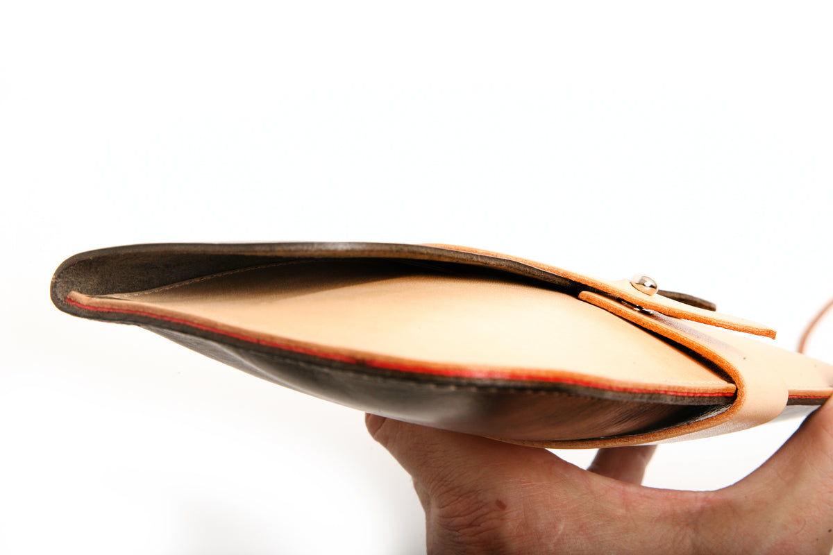 LILY clutch wallet in leather, close-up detail (photo 2)