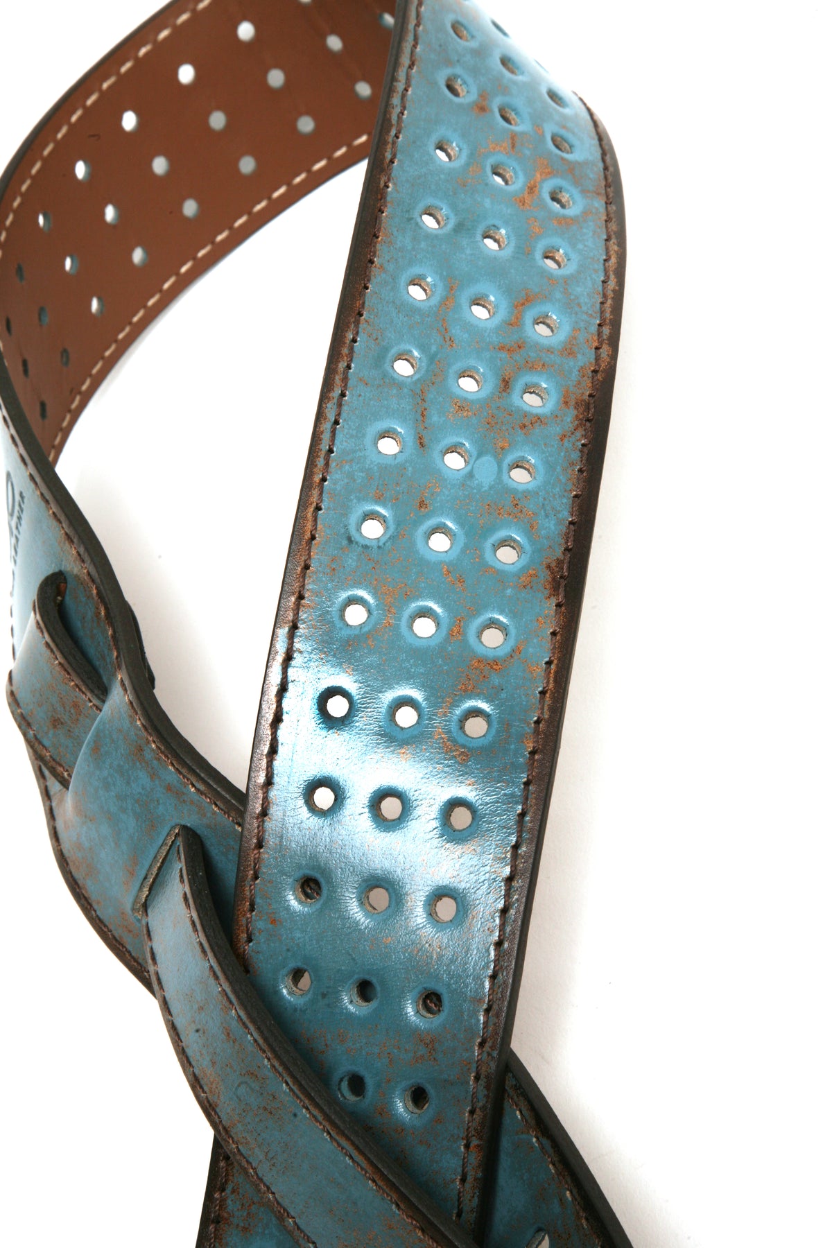 Vintage BP Guitar Strap in vegetable-tanned leather, burnished edges, leather texture detail