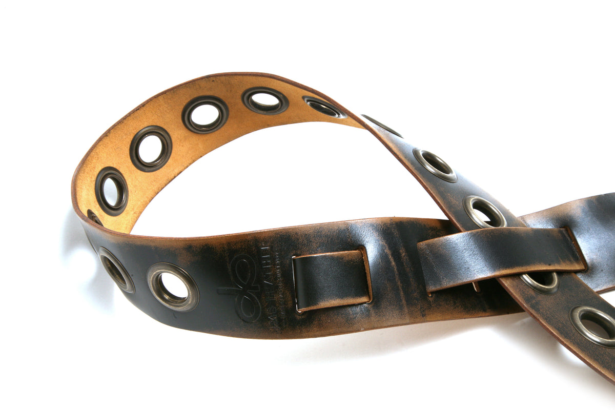 Vintage GG Guitar strap in full-grain leather, burnished edges, fully perforated, leather texture detail