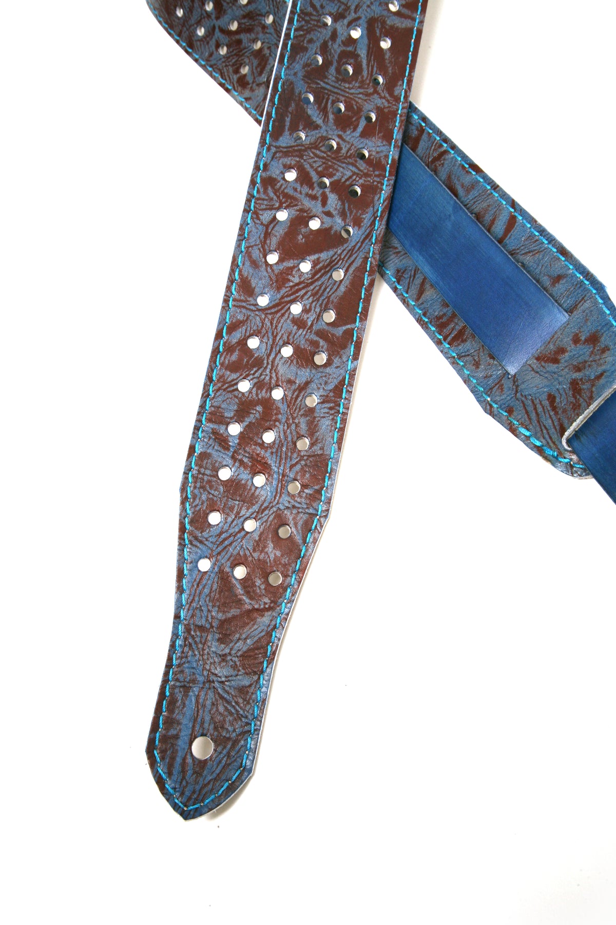 MADDOG Guitar strap in top-grain leather, antiqued finish, burnished edges, fully perforated with burnished edges, alternate angle
