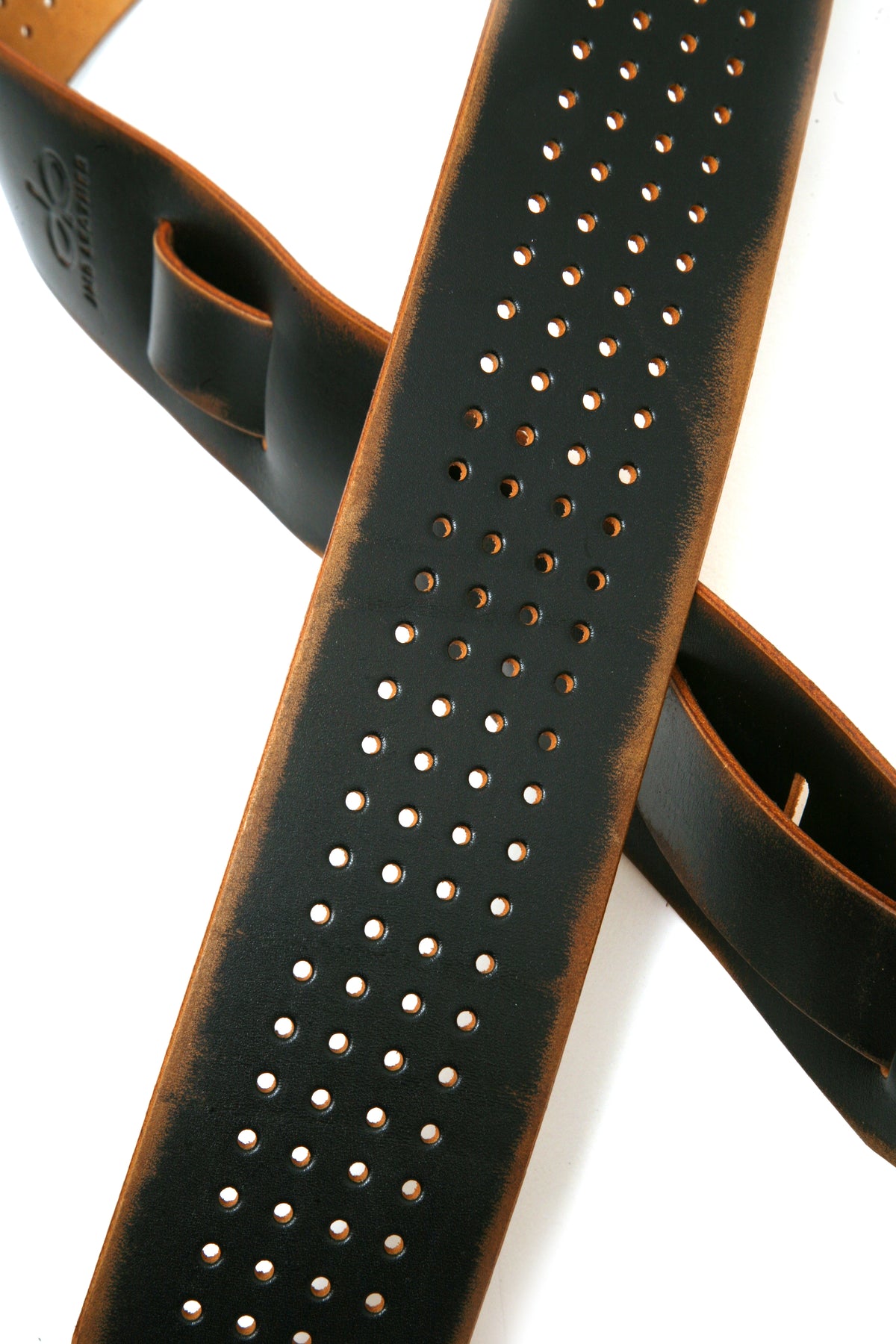 Vintage QP Guitar strap in full-grain leather, burnished edges, fully perforated, strap end and hardware detail