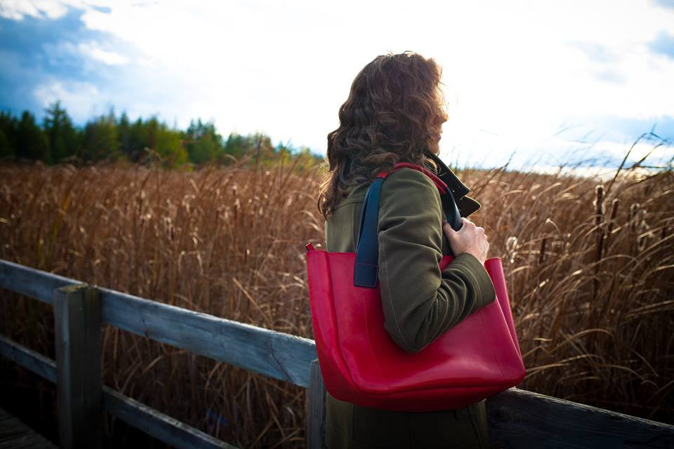 SOHO ZIP bag in vegetable-tanned leather shoulder straps, padded, back view