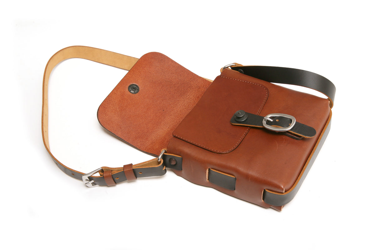 CASO Medio bag in firm vegetable-tanned leather with brass hardware, alternate angle