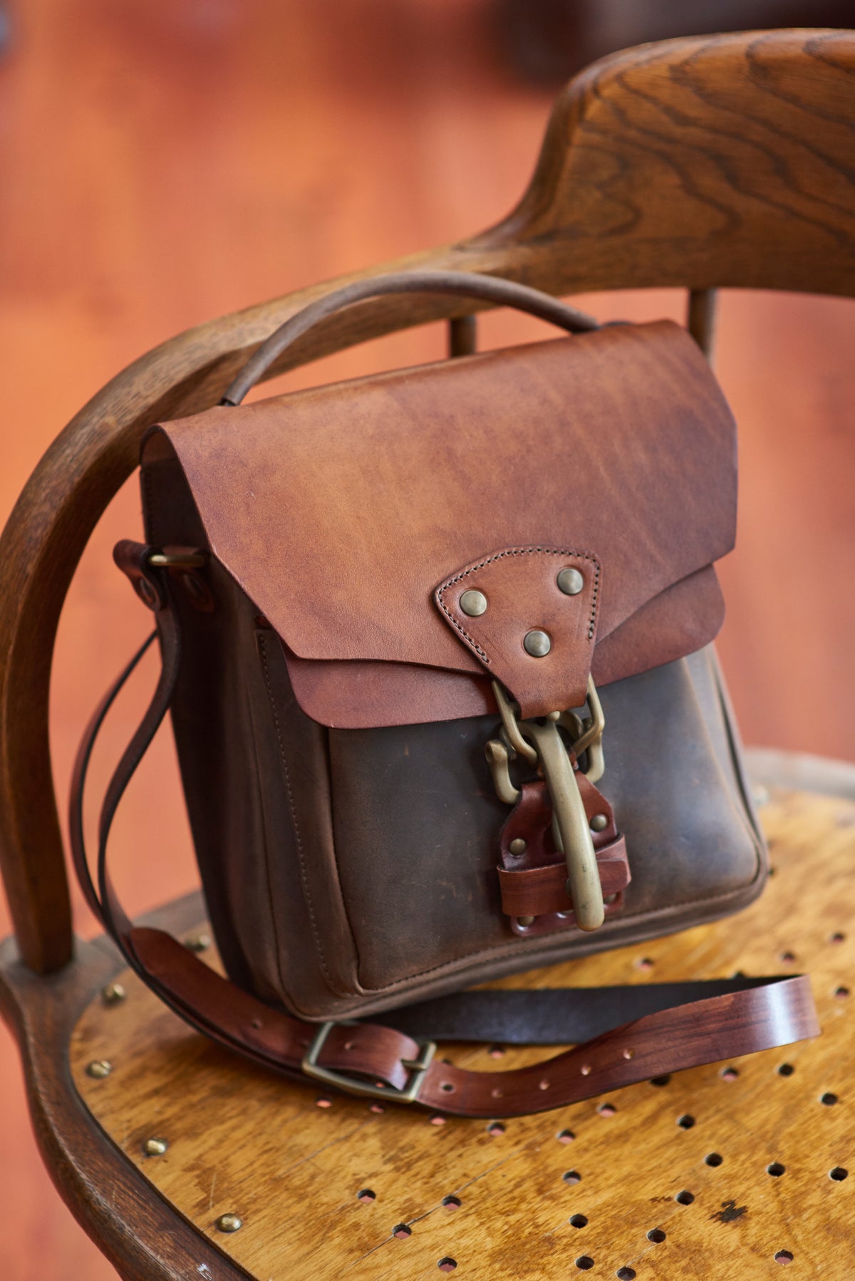 Mantis vintage tan & crazy horse brown bag in English bridle and heavy crazy horse leather, interior compartment