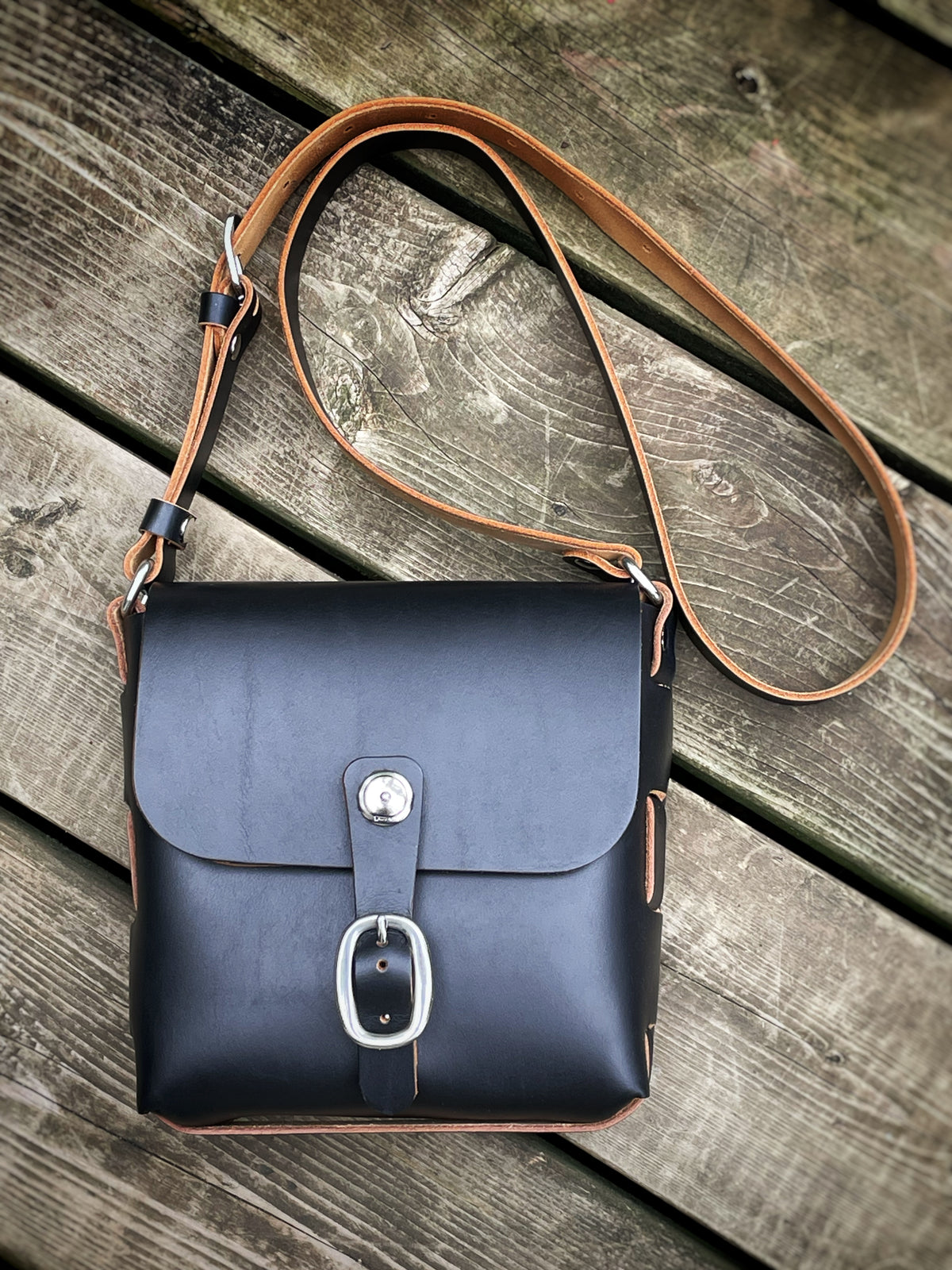 CASO Medio bag in firm vegetable-tanned leather, interior compartment