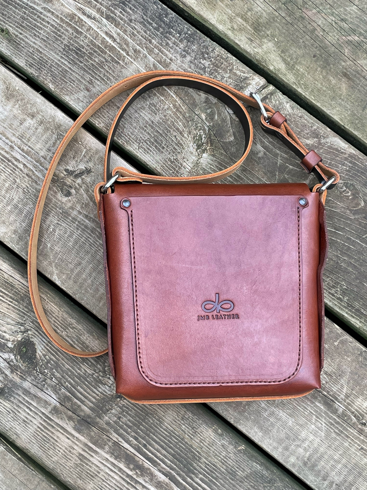 CASO Medio bag in firm vegetable-tanned leather, strap detail