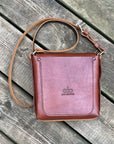 CASO Medio leather crossbody bag, strap detail