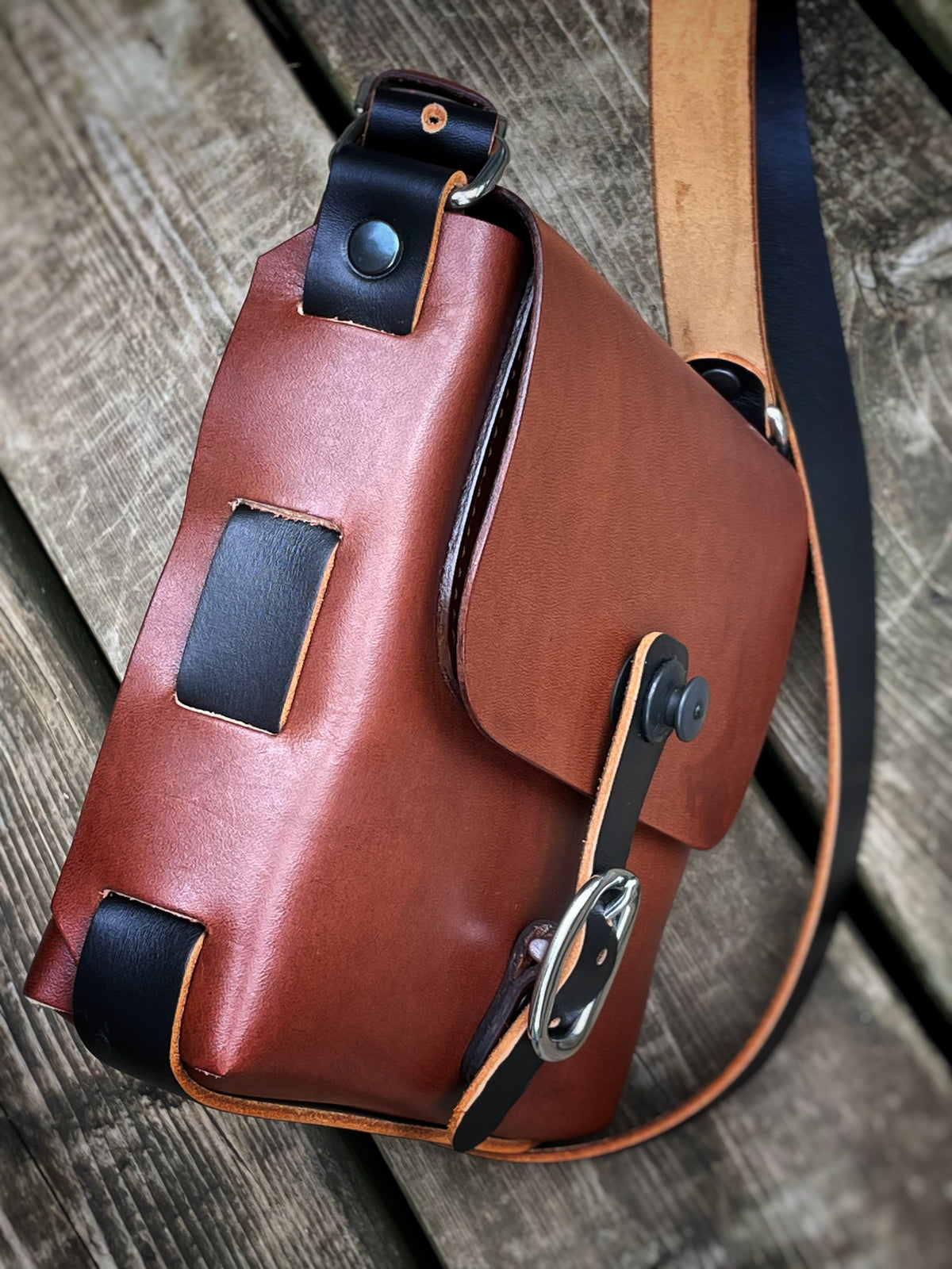 CASO Medio bag in firm vegetable-tanned leather, hardware detail