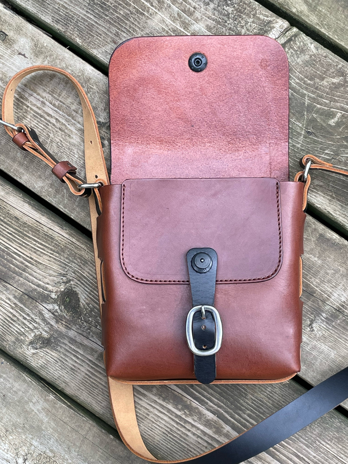 CASO Medio bag in firm vegetable-tanned leather with brass hardware, additional view