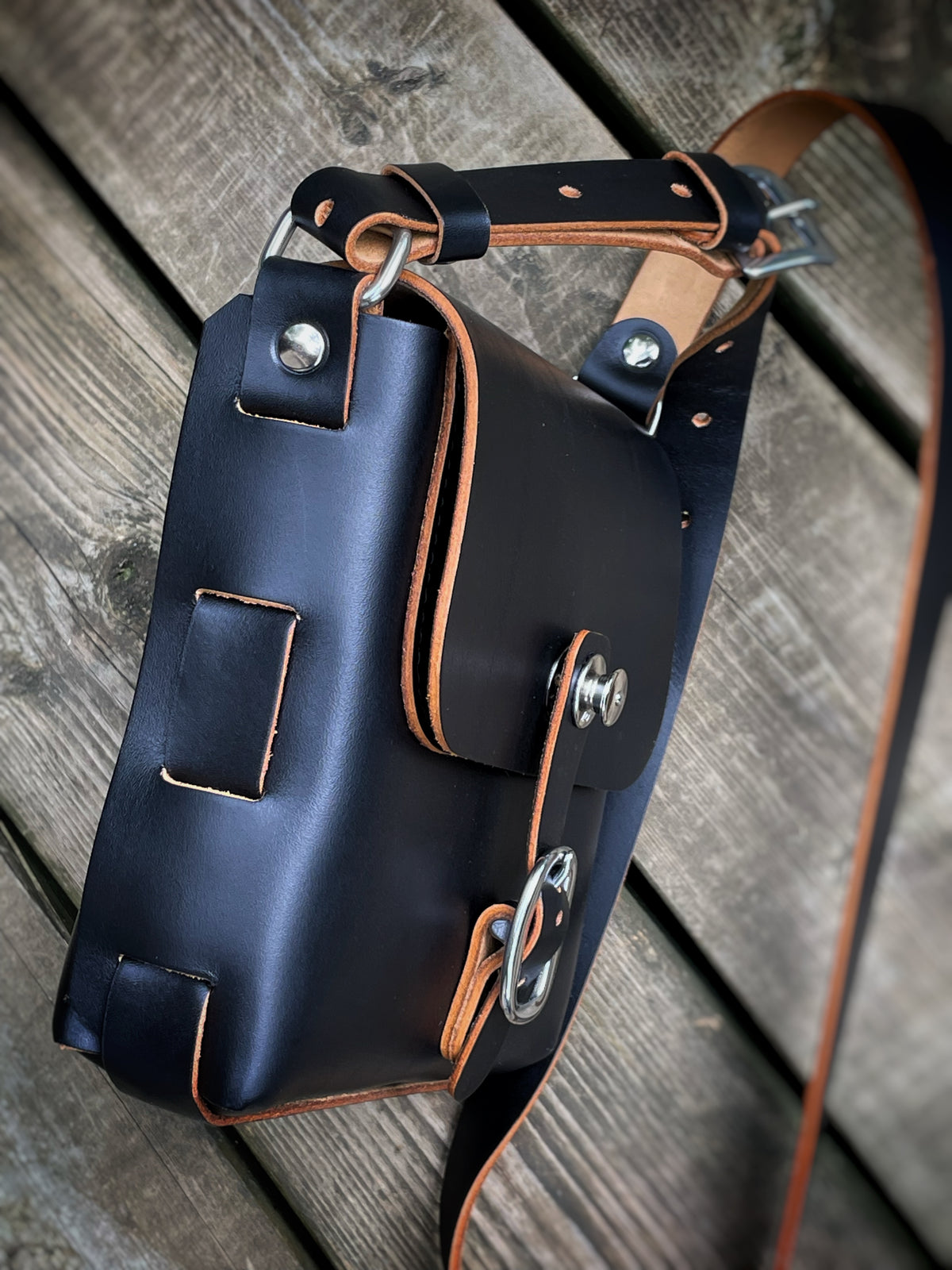 CASO Medio bag in firm vegetable-tanned leather, side view