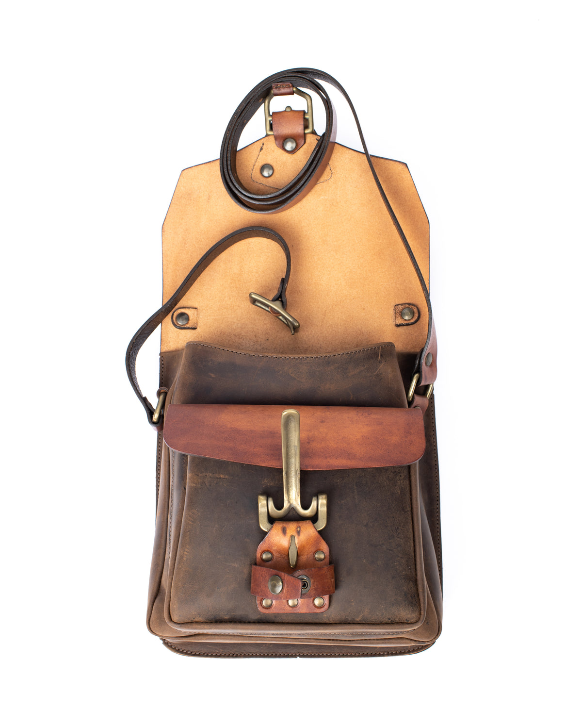 Mantis vintage tan & crazy horse brown bag in English bridle and heavy crazy horse leather, hardware detail