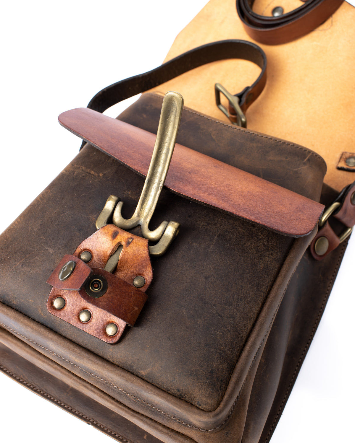 Mantis vintage tan & crazy horse brown bag in English bridle and heavy crazy horse leather, strap detail