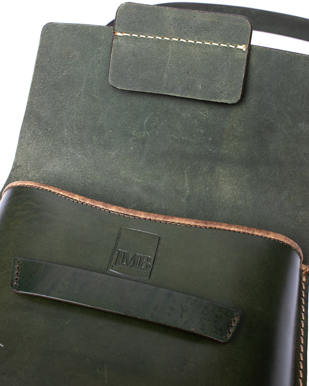 Lieka forest green vegetable tanned bag in full-grain vegetable-tanned leather, hardware detail