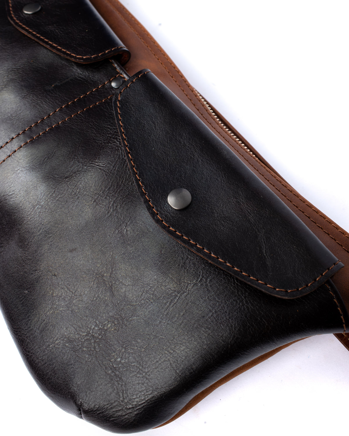 Ryker sling bag oiled 2 tone brown in full-grain leather, hardware detail