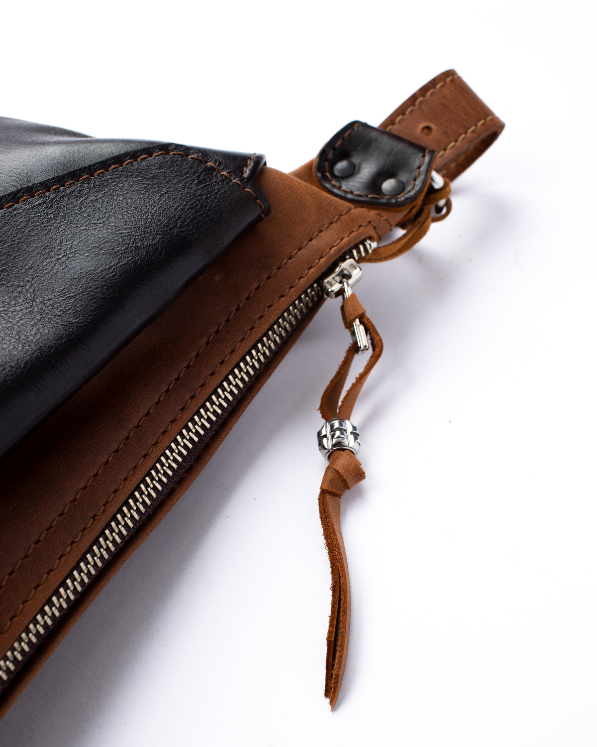 Ryker sling bag oiled 2 tone brown in full-grain leather, strap detail