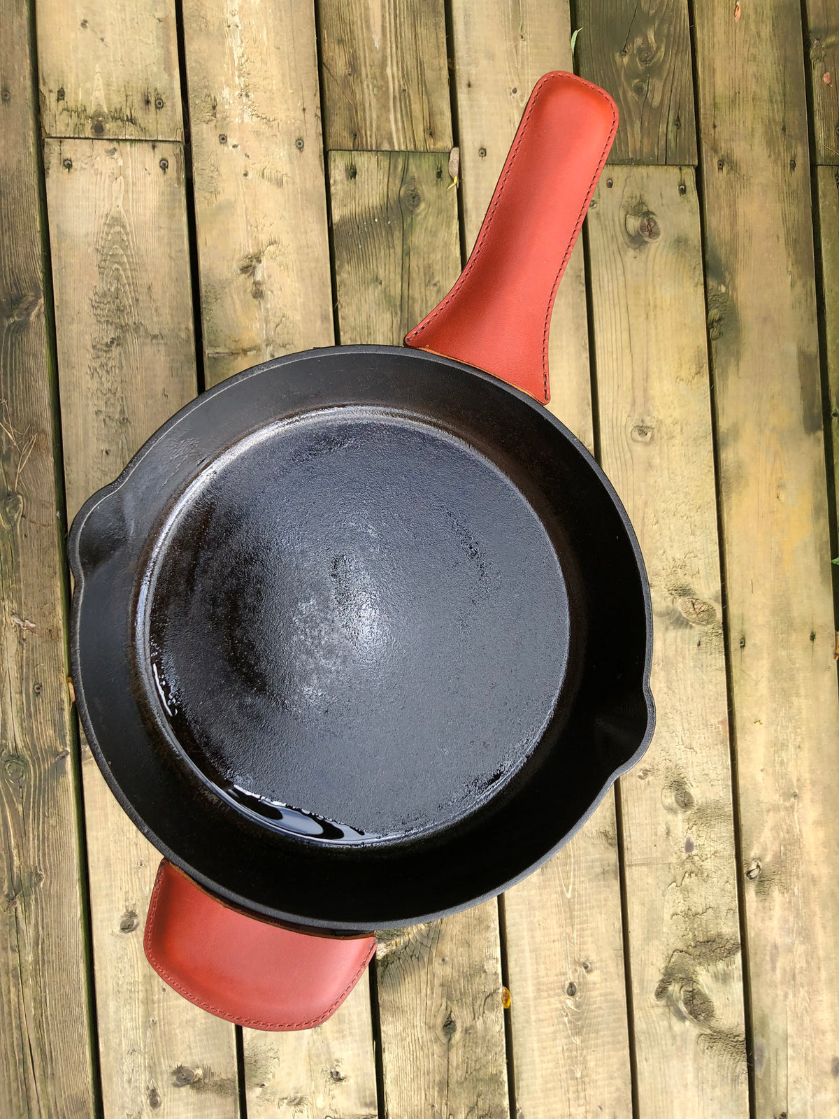 Large leather handle cover for a cast iron skillet