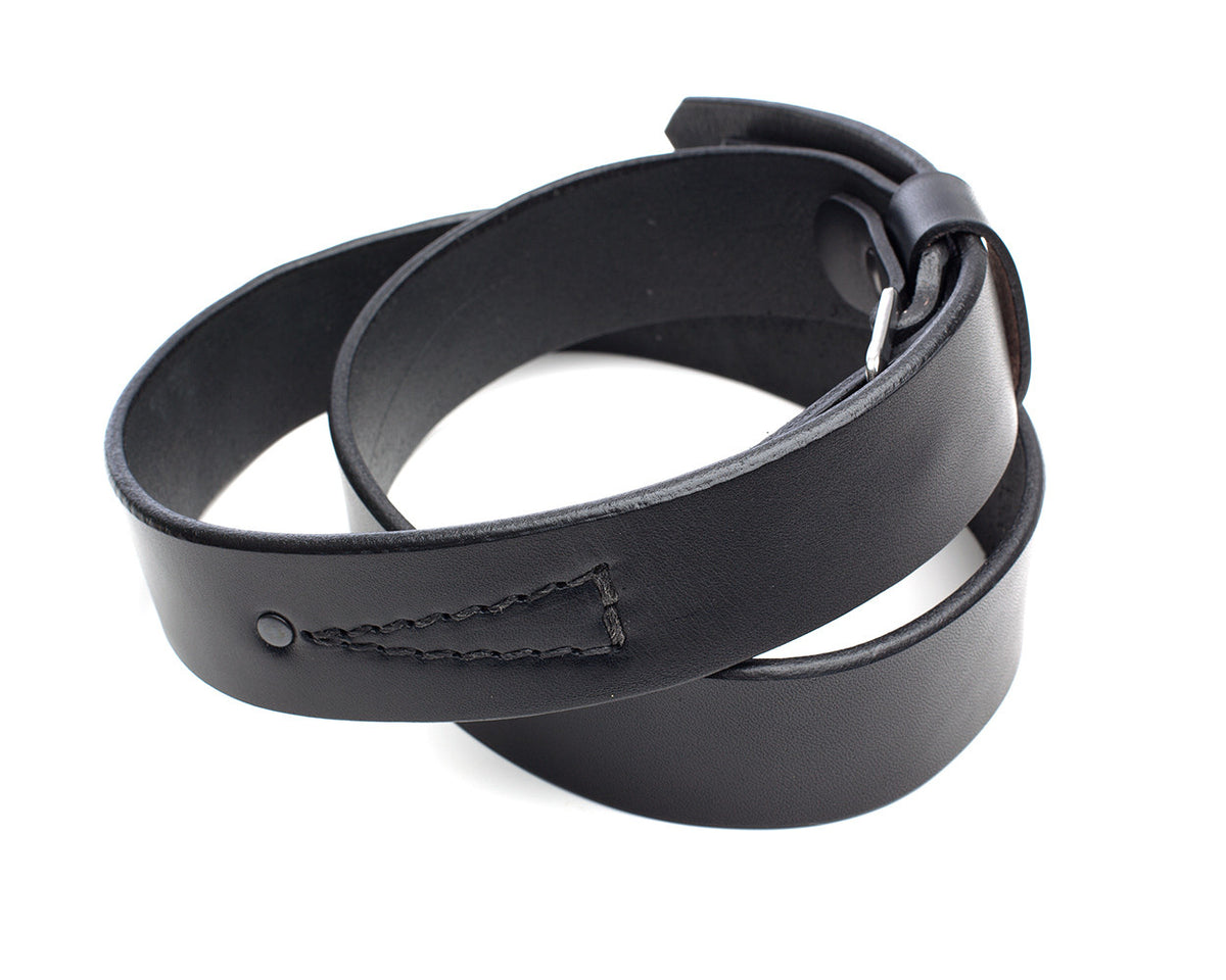 PLAYER belt in leather, heavy harness thread stitching, gunmetal rivet, buckle detail