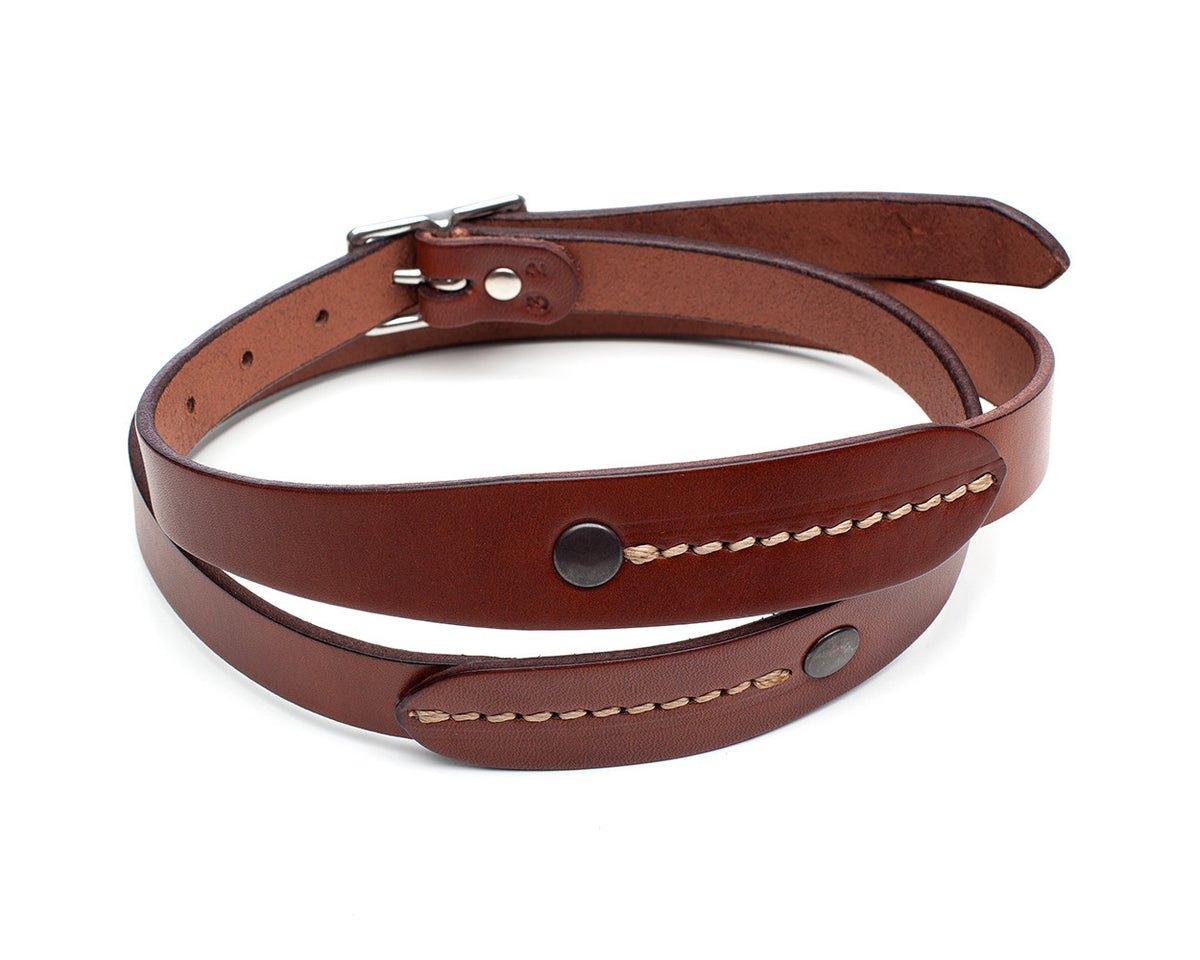 TRIO slim belt in leather with a harness-stitch detail, buckle detail