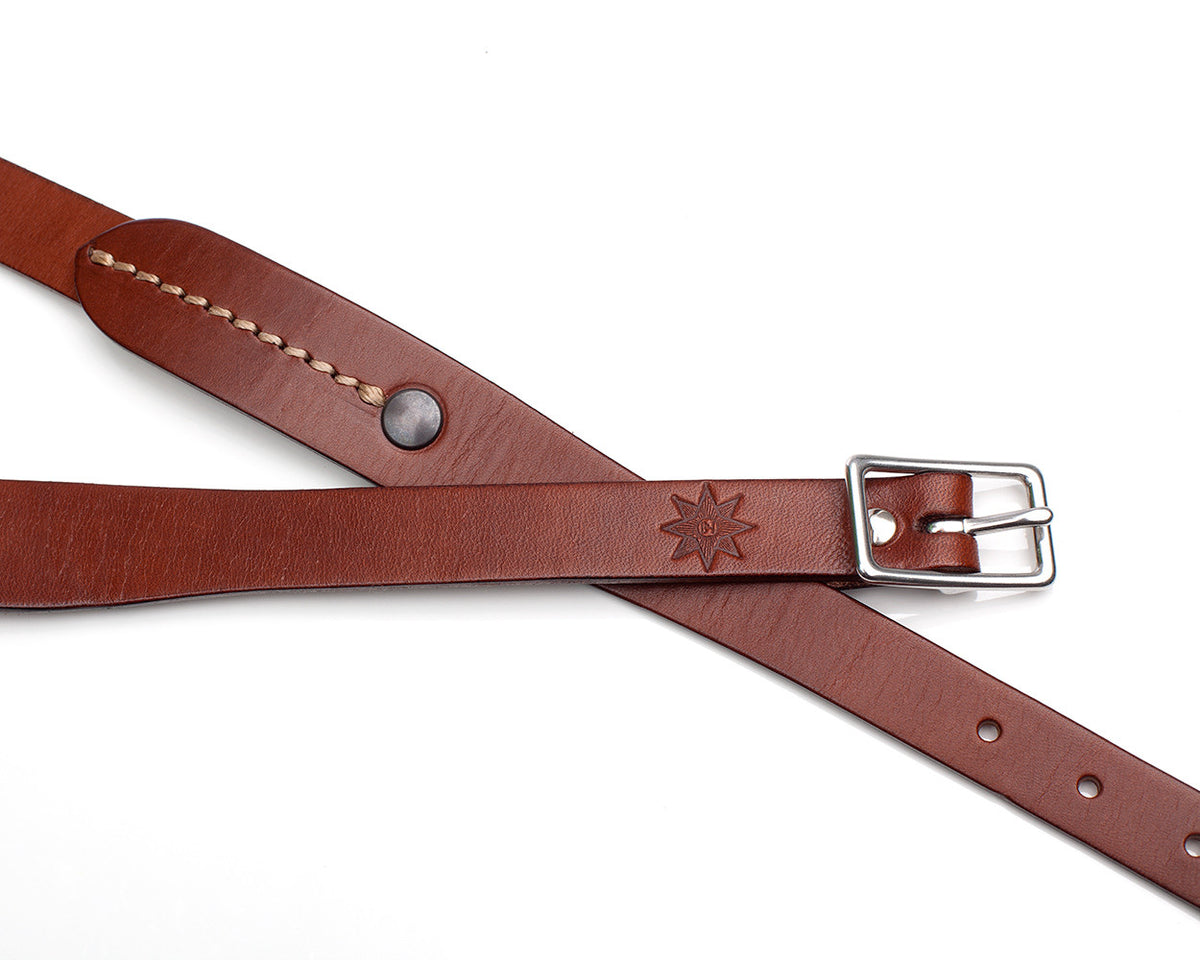 TRIO slim belt in leather with a harness-stitch detail, reverse side showing keeper loop